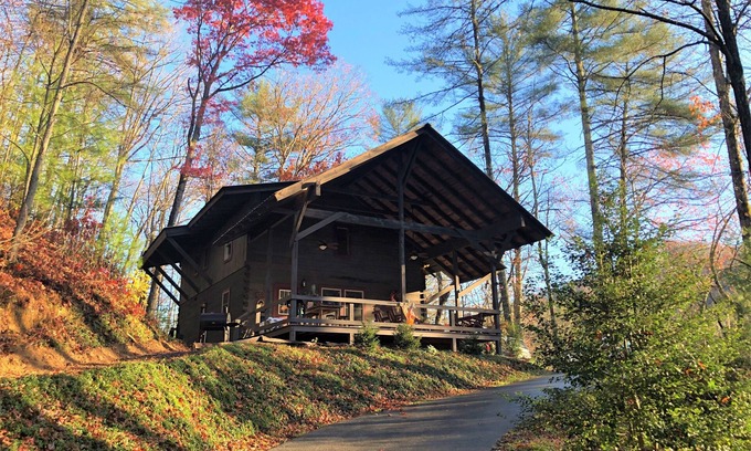 Robbinsville Cabin | Luxury 4BR Log Cabin, Private Mountain Acreage, Dog+Biker Friendly, Hot Tub WiFi