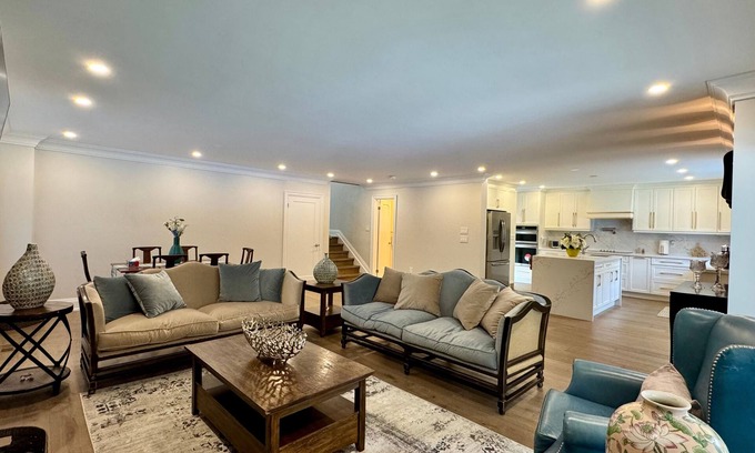 Clarkson-Lorne Park House | Luxury 4BR Retreat with Pool, Piano, Spa & Games