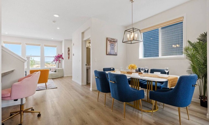 Calgary House | Luxury 4BR Whole House » AC » King Bed » Sleeps 14