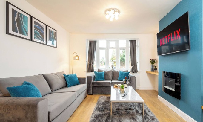 Barnt Green House | Luxury 5 Bed House With Parking & Garden In The Heart of Shirley Solihull