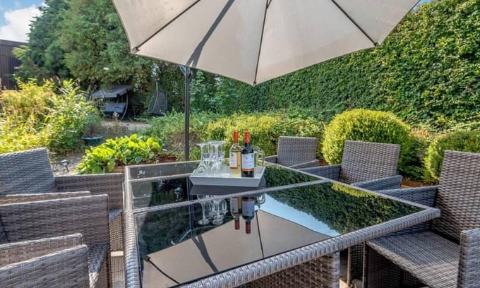 Steyning House | Luxury 5-bed House With Tennis Court & Games Room