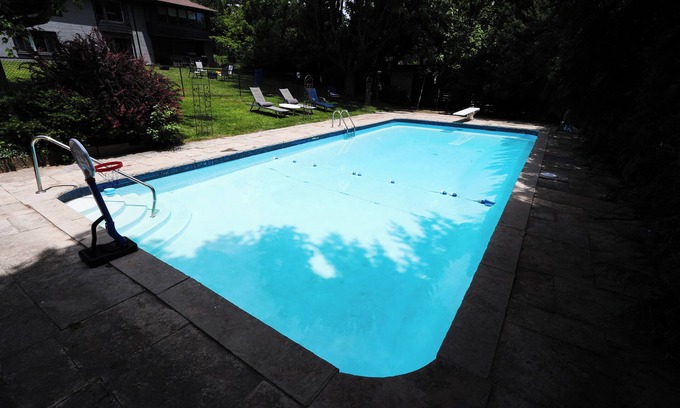 London House | Luxury 5-Bed London Retreat: Heated Pool, Hot Tub & Sauna! - Ultimate Comfort!