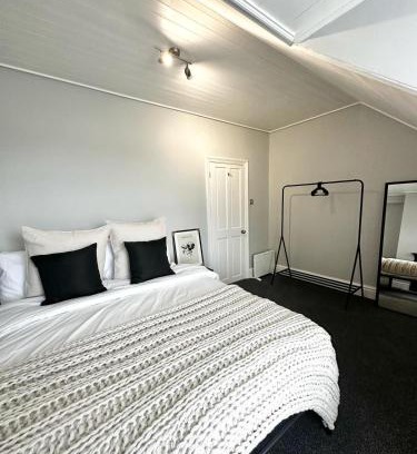 Salford House | Luxury 5 bed Salford home free parking