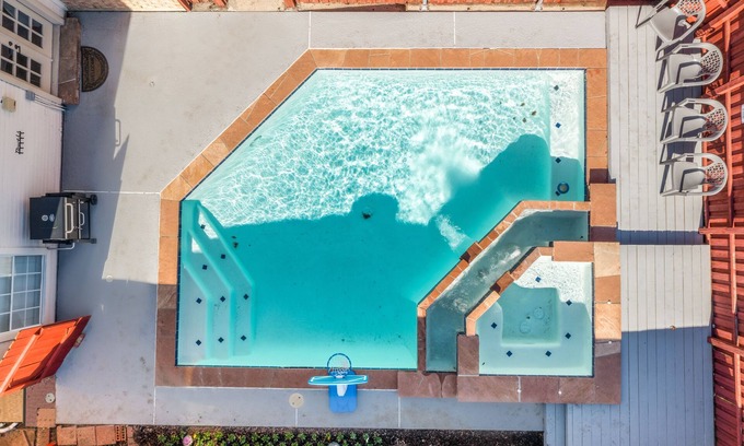 Plano House | Luxury 5 Bedroom, 3.5 Bathroom Heated Pool Hot Tub