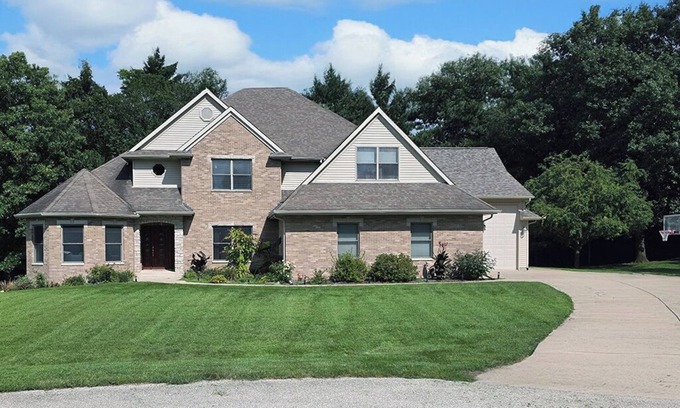 Geneseo House | Luxury 5-bedroom 5000 sq ft house on wooded lot in Geneseo, rec & fitness rooms