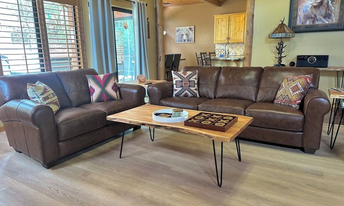 Iron Springs Cabin | Luxury 5-bedroom cabin with WiFi, Pool Table and Outdoor Entertainment Area