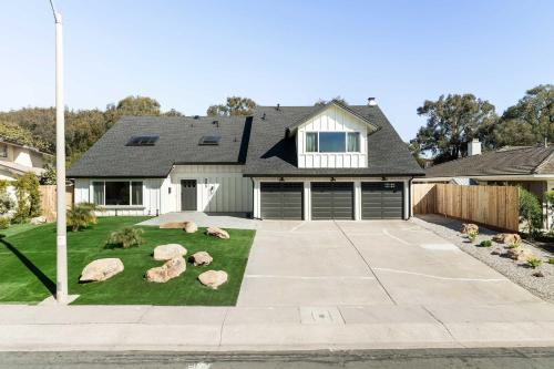 La Jolla Heights House | Luxury 5-Bedroom Family Home in La Jolla minutes to the Ocean Sleeps 14