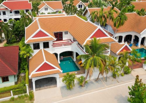 Na Chom Thian Villa | Luxury 5 Bedroom Funplace Pool Villa in Pattaya