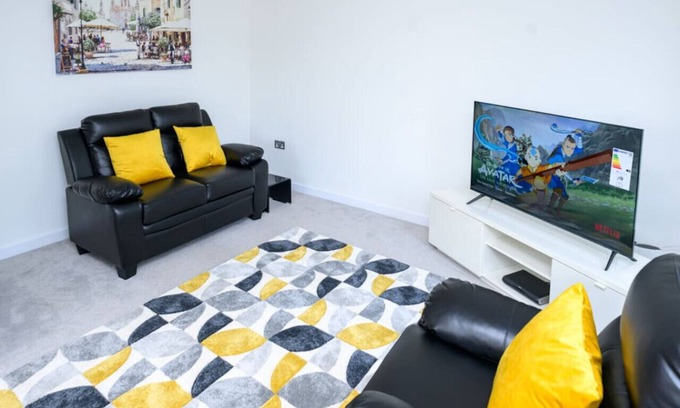 Chatham House | Luxury 5-bedroom home near Chatham Dockyard & river walks