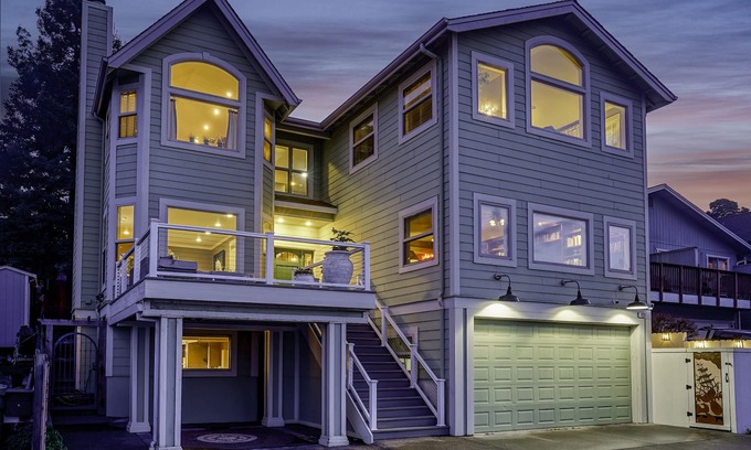 Crockett House | LUXURY 5 BEDROOM HOME WITH VIEWS OF THE BAY - SLEEPS 13