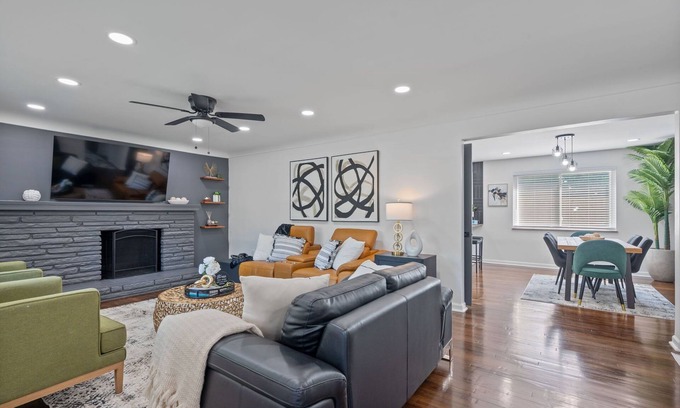 Westwood House | Luxury 5-bedroom House in Charming Cincinnati with Gym, AC, Grill and Smart TVs.