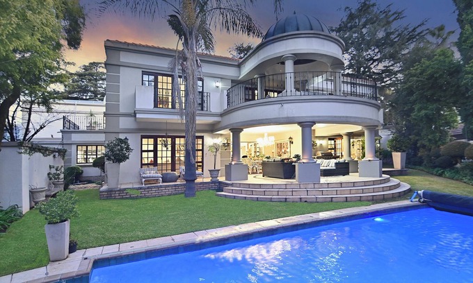 Greater Johannesburg Metropolitan Area House | Luxury 5-bedroom house, 3 Bathrooms, with Wi-Fi and Solar system in Sandton