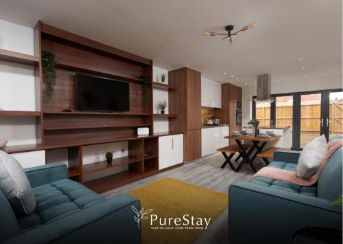 Failsworth House | Luxury 5-Bedroom Manchester House Sleeps 9 with Private Garden by PureStay