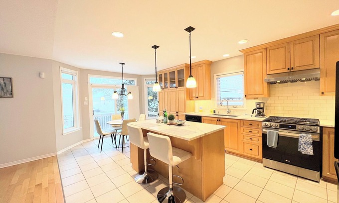 Bridlewood - Emerald Meadows House | Luxury 5 bedroom Vacation Home with Office & Gym close to Forest, Trails, Shops