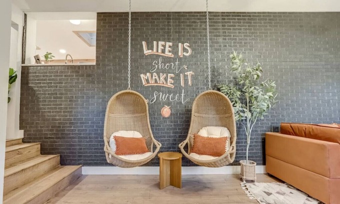 Barths House | Luxury 5 BR Retreat|10 min to DT Denver|Hot Tub
