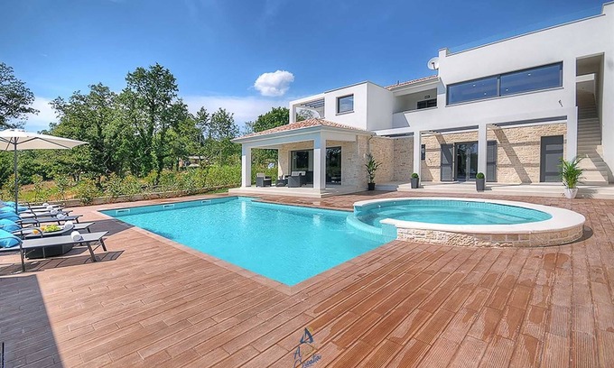 Visnjan Villa | Luxury 5-BR villa with double pool and rooftop jacuzzi