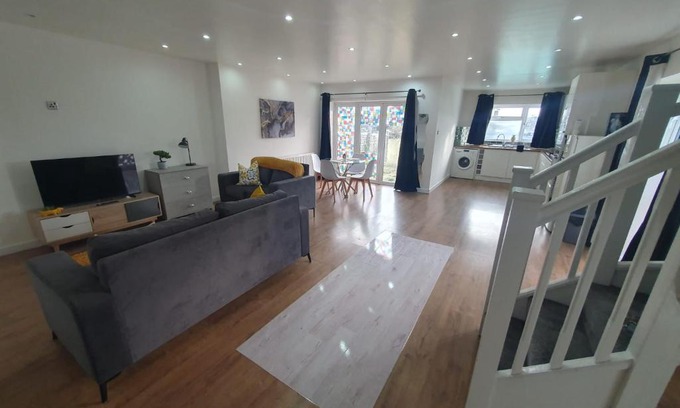 Luton Apartment | Luxury 5 - Spacious Contractor's Delight with 4 Bedrooms and Ample Driveway Parking
