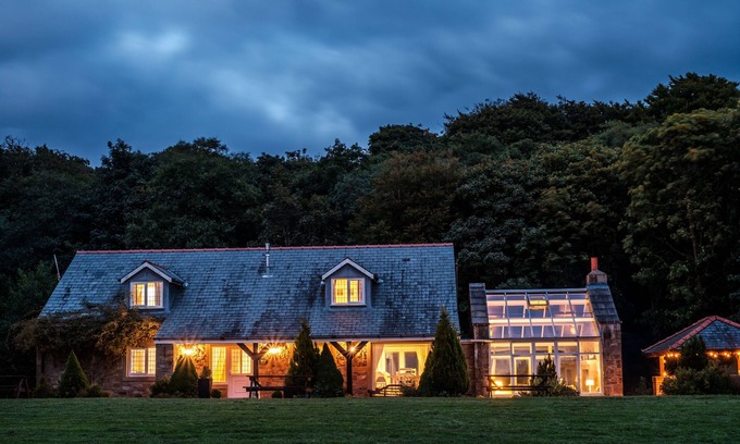 Knott End-on-Sea Cottage | Luxury 5 star cottage with 7 bedrooms and hot tub
