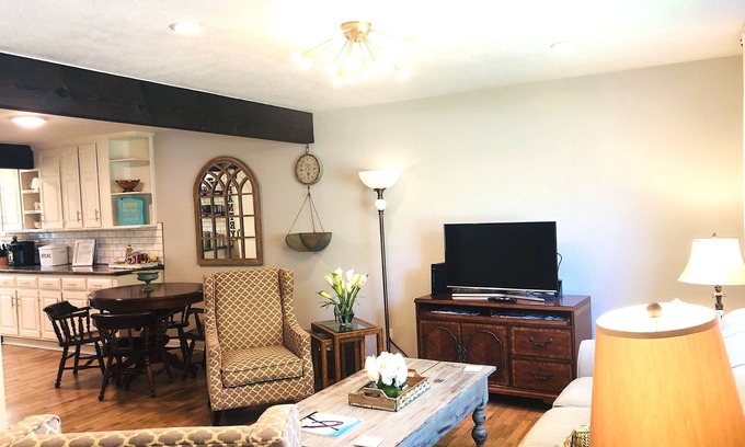 Topeka House | Luxury 5-Star Home ~ Location~Fenced Yard~Families~Couples~King Bed