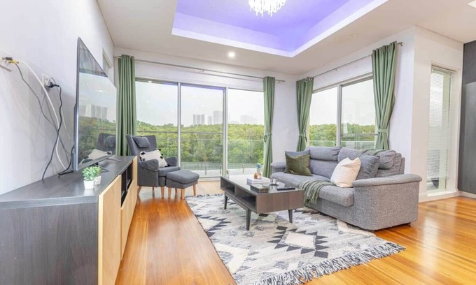 Melrose Park House | Luxury 5BD house w water view in Melrose Park