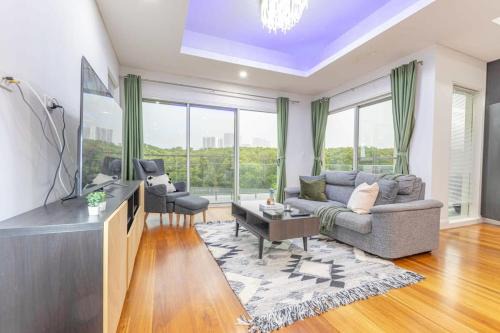 Melrose Park House | Luxury 5BD house w water view in Melrose Park