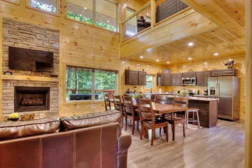 Gatlinburg Apartment | Luxury 5bed/6ba Cabin: Theater, Pool Room, Hottub!