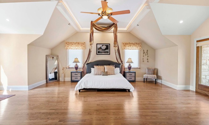 Prospect Heights House | Luxury 5BR/4.5BA 5400 Sq Ft w/Huge Yard+ Prime Suburb+ Game room +Chef's Kitchen