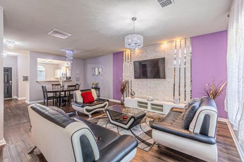 Dallas House | Luxury 5BR Dallas Retreat with Business Amenities - Perfect for Business Travelers, Families & Groups