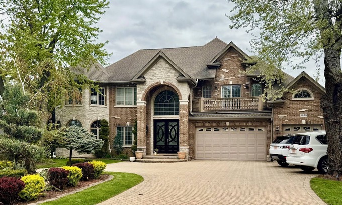 Roselle House | Luxury 5BR Family Getaway – Heated Pool, Hot Tub, Fire pit, Game Room,