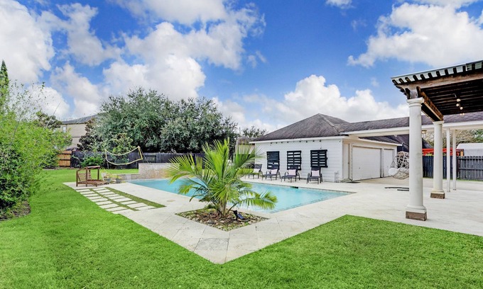 Pearland House | Luxury ✨ 5BR Home. PRIVATE 🏝WATERFALL POOL ! 15 Min from Downtown Houston.