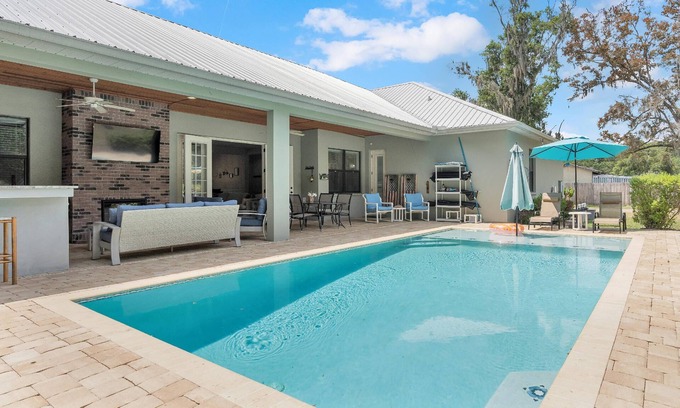 Nichols House | Luxury 5BR Pool Home w/Outdoor Kitchen, Firepit & Pet-Friendly Yard – The Perfect Lakeland Escape!