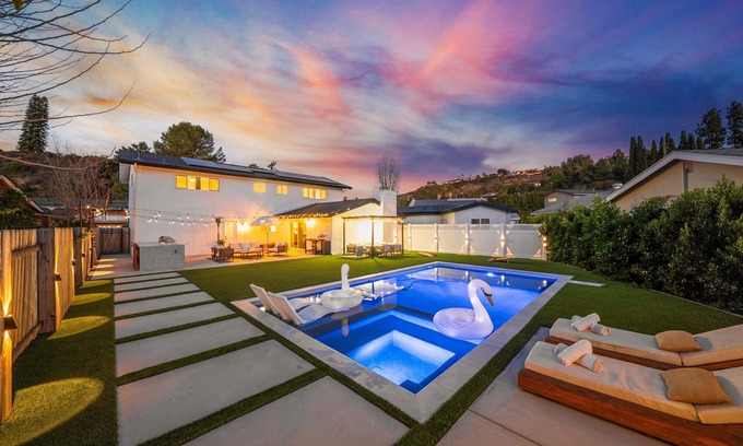 Allied Gardens House | Luxury 5BR SD Escape Grill, Fire Pit, Sleeps 12