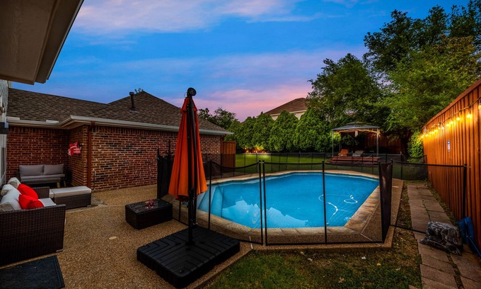 Far North Dallas House | Luxury 6 Bedroom Sleeps 12 Home in N Dallas Pool