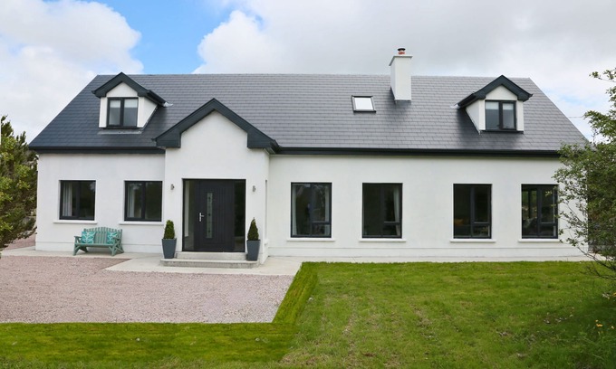 Spiddal Villa | Luxury 6 Bedroom Spiddal Villa, Jacuzzi, Balcony. 5 mins to beach