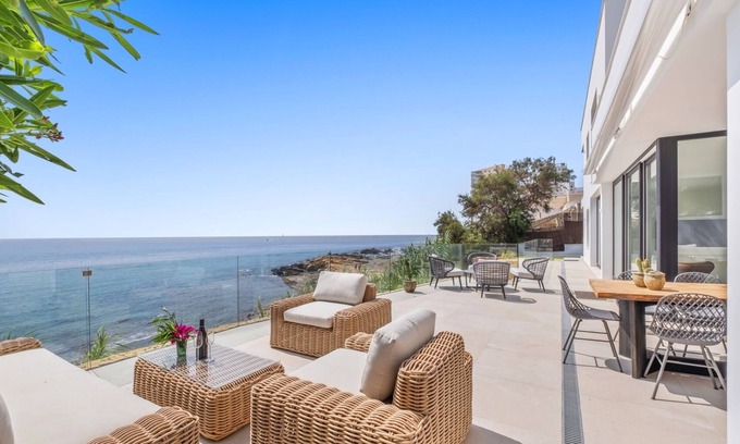 San Roque Villa | Luxury 6 Bedrooms right on the Beach