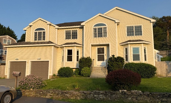 Marblehead House | Luxury 6 BR·7 Beds·3.5 BA house in charming Marblehead & walkable to the ocean
