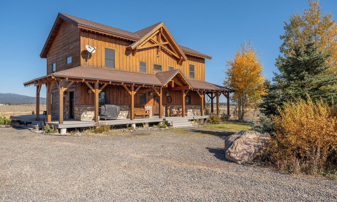 Island Park Cabin | Luxury 6 BR cabin, STUNNING mountain views, hot tub, lake access, Yellowstone!