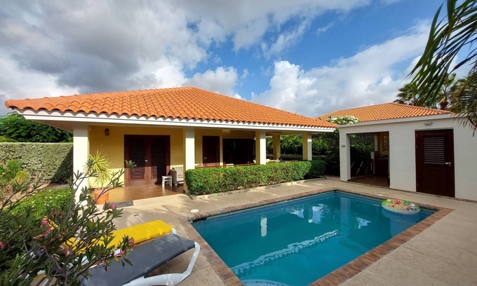 Willemstad Villa | Luxury 6 person villa with private pool