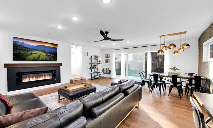 Royal Oak House | ★LUXURY★ 75' TV Game Room w Pergola, BBQ & Firepit in Quiet Royal Oak Suburbs