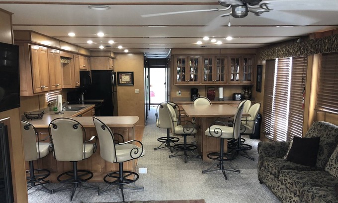 Arkadelphia Boat Rental | Luxury 75ft Houseboat w/ Hot Tub, 30 min from Hot Springs, AR