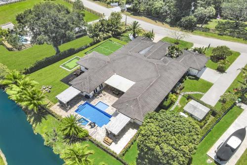 Davie House | Luxury 8BR w Pool Mini-golf Soccer- 16 Guests