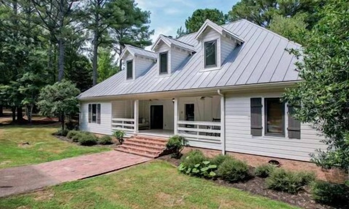 Oxford House | Luxury 9-BR Estate - 3 Homes & Cottage on 14 Acres, 10 Miles to Ole Miss