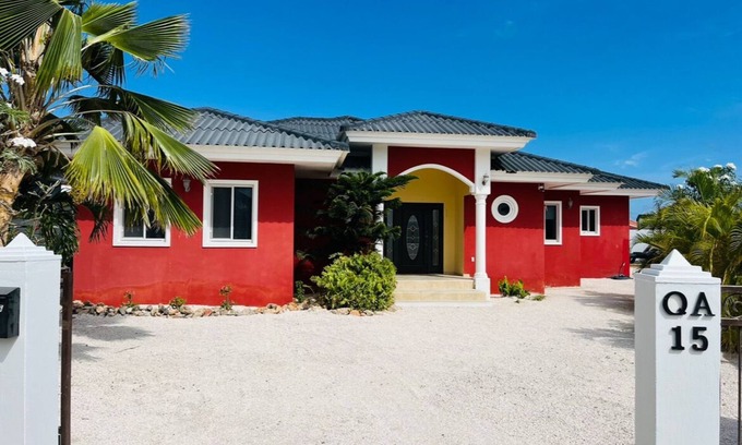 Grote Berg Villa | LUXURY 9 PERSON VILLA WITH PRIVATE POOL VERY CENTRALLY LOCATED ON DUSHI CURAÇAO