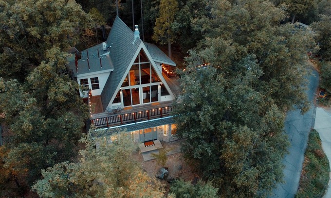 Madera County Cabin | Luxury A Frame in beautiful Bass Lake w/boat slip, game room, pets ok