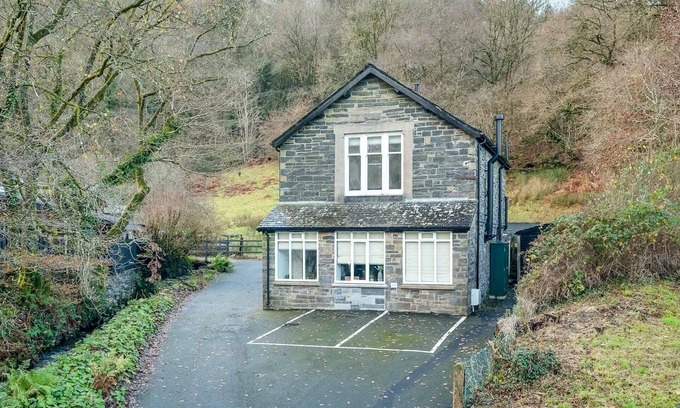 Gwynedd- Snowdonia Cottage | Luxury Accommodation in an Old Turbine House in Betws Y Coed | Pwerdy