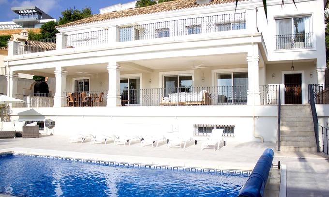 Benahavis Villa | Luxury accommodation in Villa with stunning views of mountains, sea and with large pool.
