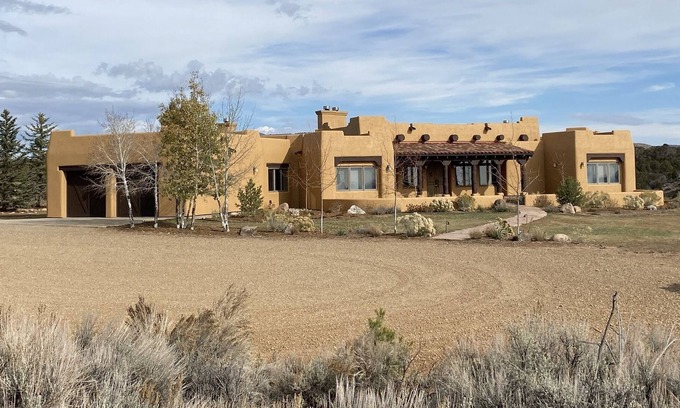 Marvel House | Luxury Adobe Style Ranch House. Bring your dogs and horses!