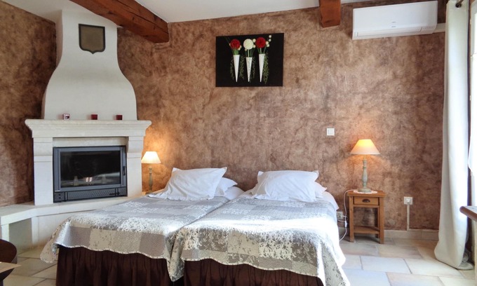 Lacoste Bed & Breakfast | Luxury air conditionned twin room Glycine-terrace-Le clos des lavandes