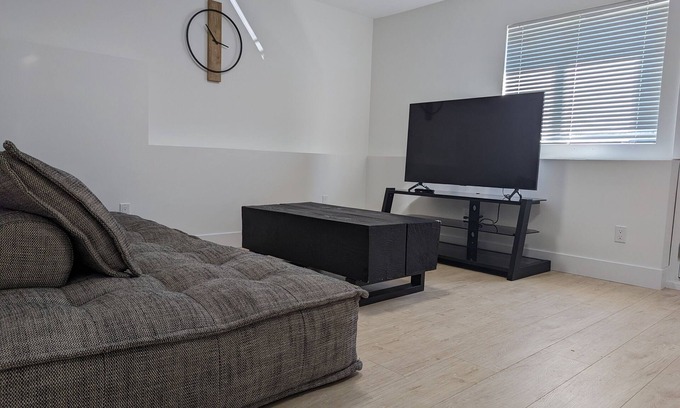 Townline Hill Apartment | luxury airport suite 🏡