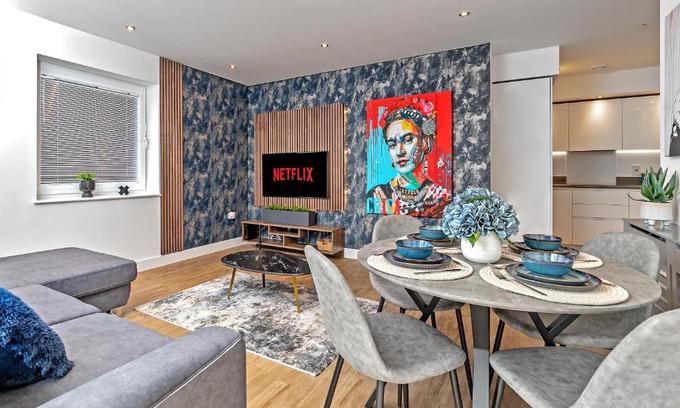 Luton Apartment | LUXURY AIRPORT SUITE, FREE Parking, FANTASTIC Location, Close To Airport, Train Station And Town Centre